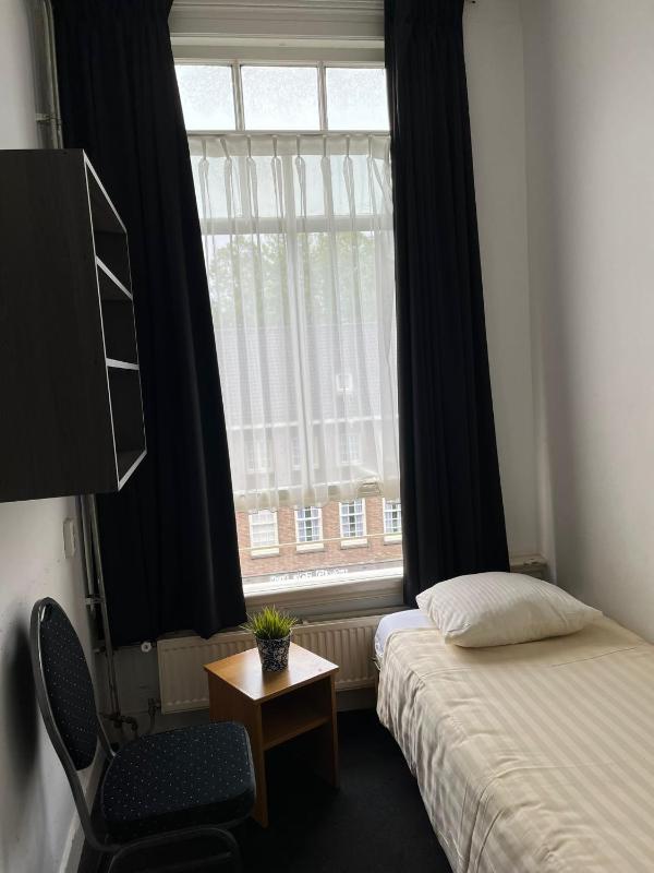 Single Room with Shared Bathroom image 2