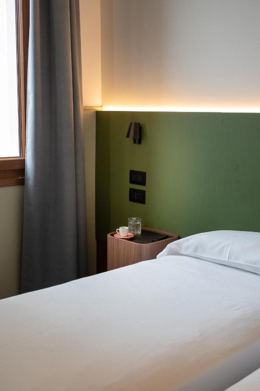 Classic Double Room image 3
