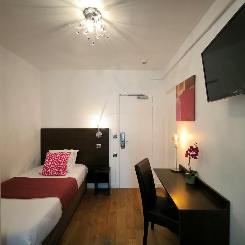 Classic Single Room image 3