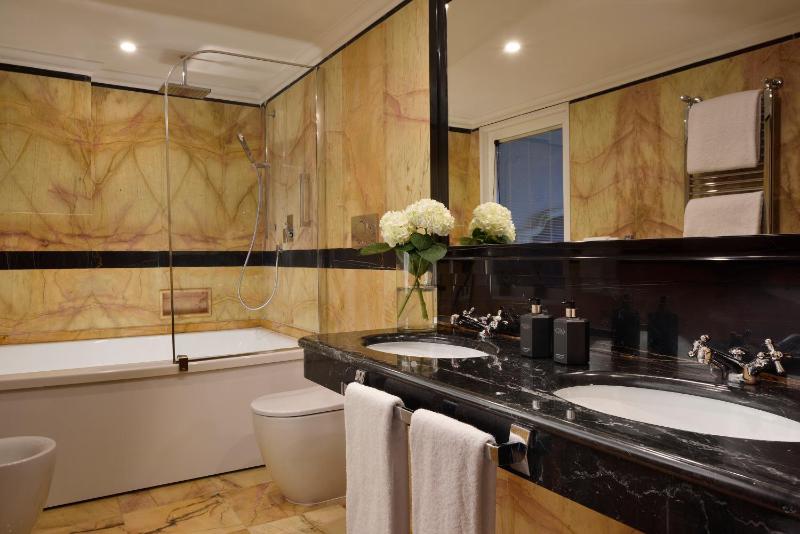 Deluxe Suite with Balcony image 1