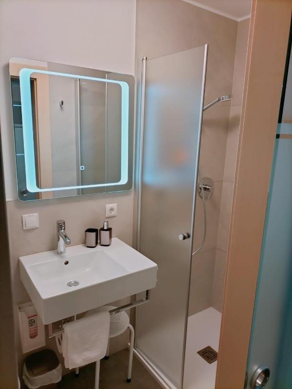 Basic Double Room image 1