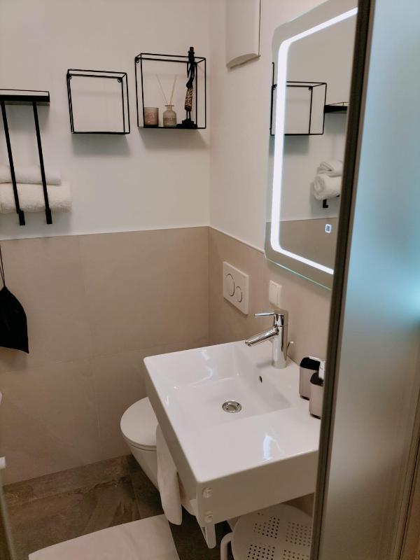 Basic Double Room image 4