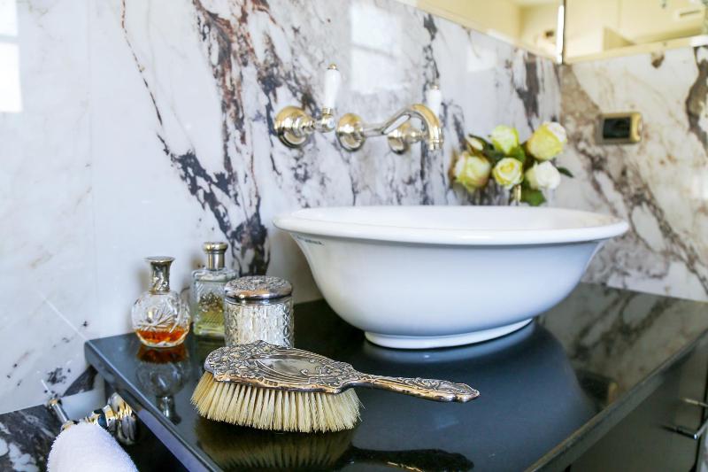 Deluxe Double Room with Balcony image 2