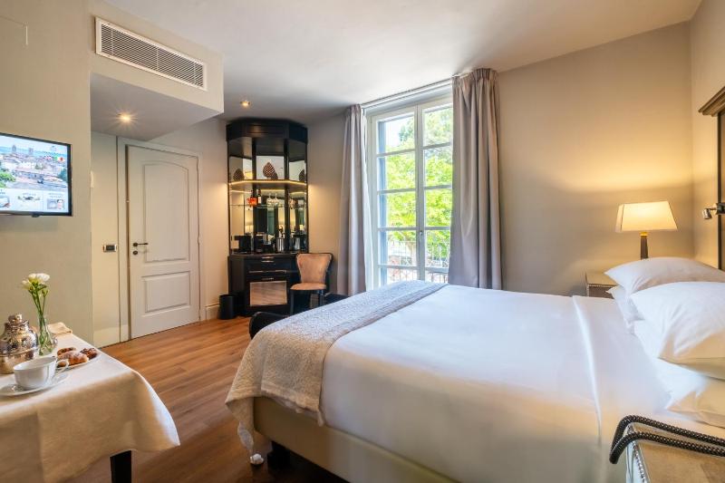 Deluxe Double Room with Balcony image 4