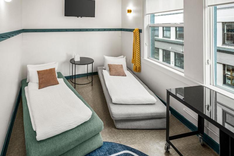 Superior King Room image 4
