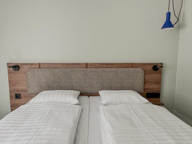 Standard Twin Room image 3