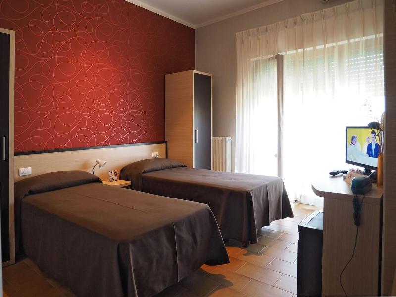Economy Double or Twin Room Lato Ferrovia image 4