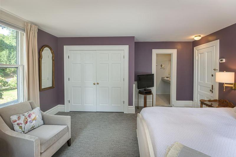 King Room image 3