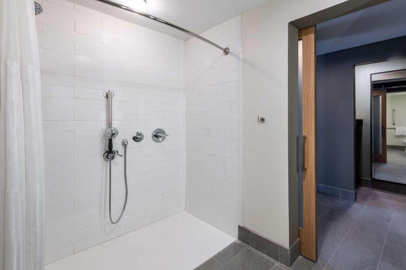 Queen Room with Two Queen Beds - Mobility and Hearing Access image 1