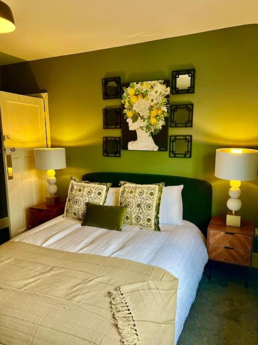 Lemon Drop Lodge Wyndale Living Parking BHam NEC - image 7