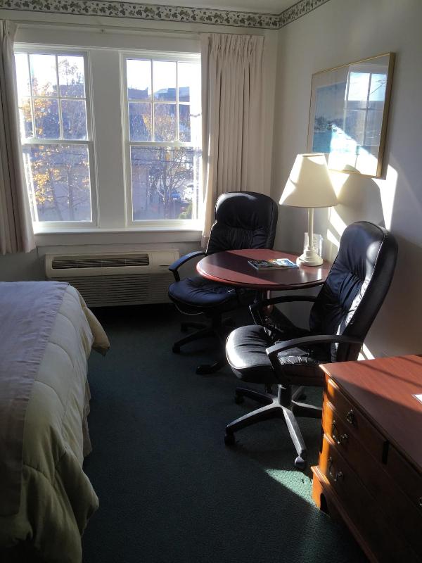 Queen Room with Two Queen Beds - Second Floor image 2