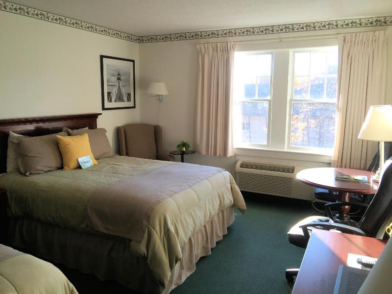 Queen Room with Two Queen Beds - Second Floor image 3