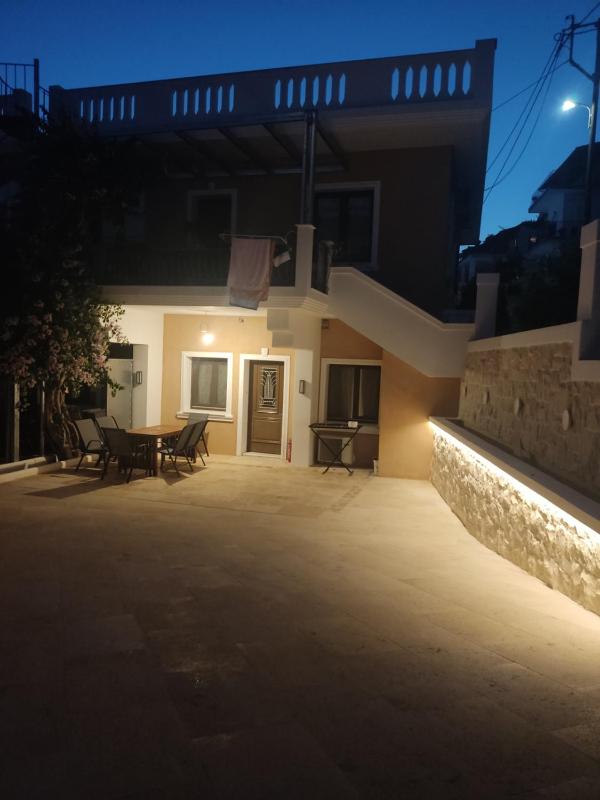 Three-Bedroom Apartment (5-7 adults) image 1