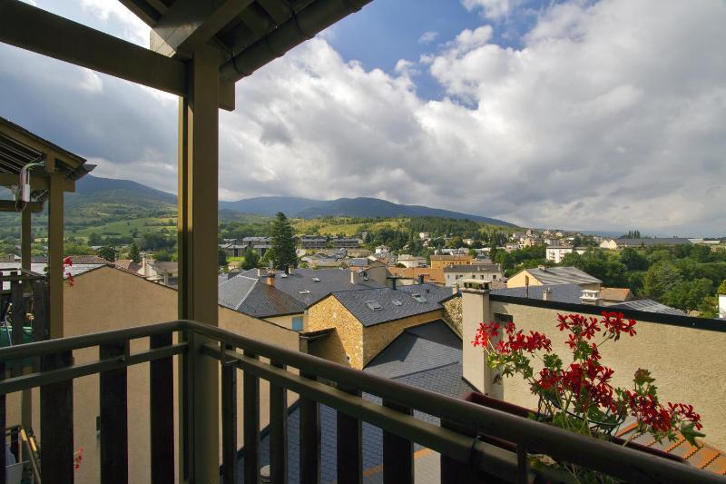 Deluxe Double Room with Balcony image 2