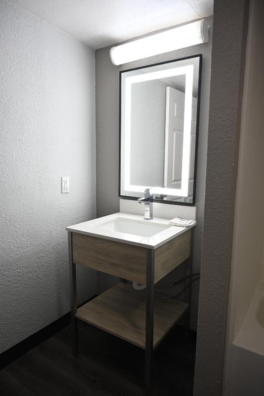 King Room - Non-Smoking image 3