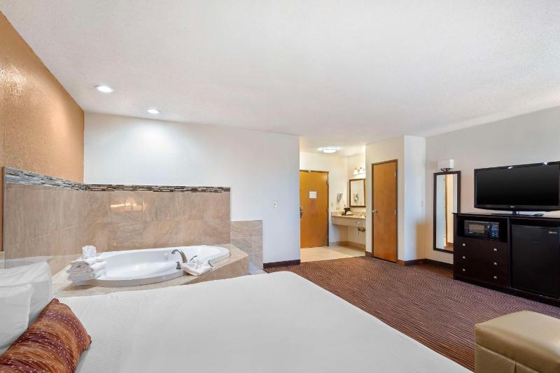 King Room with Hot Tub - Non-Smoking image 4