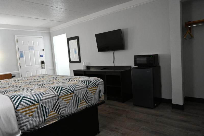 Deluxe King Room - Non-Smoking image 3