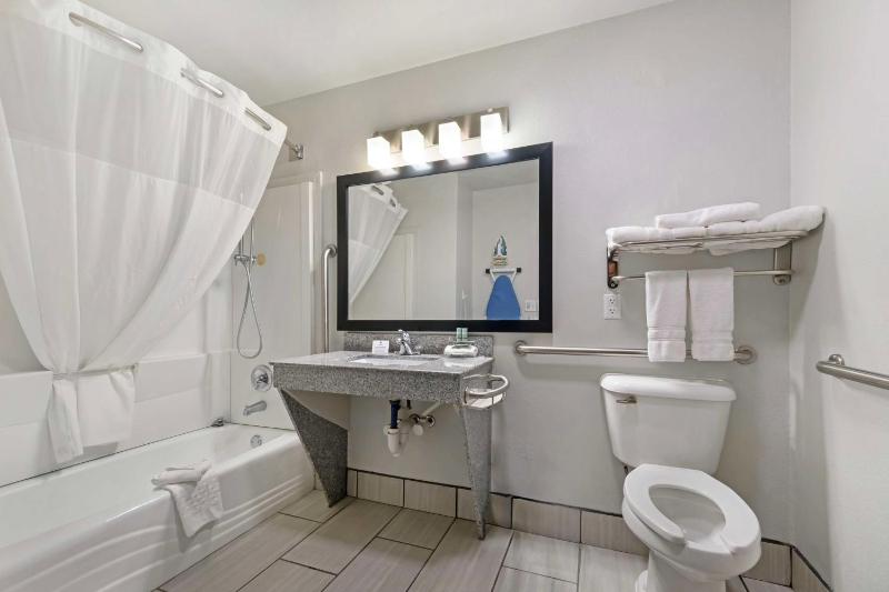  Queen Room with Two Queen Beds and Bath Tub - Disability Access image 2