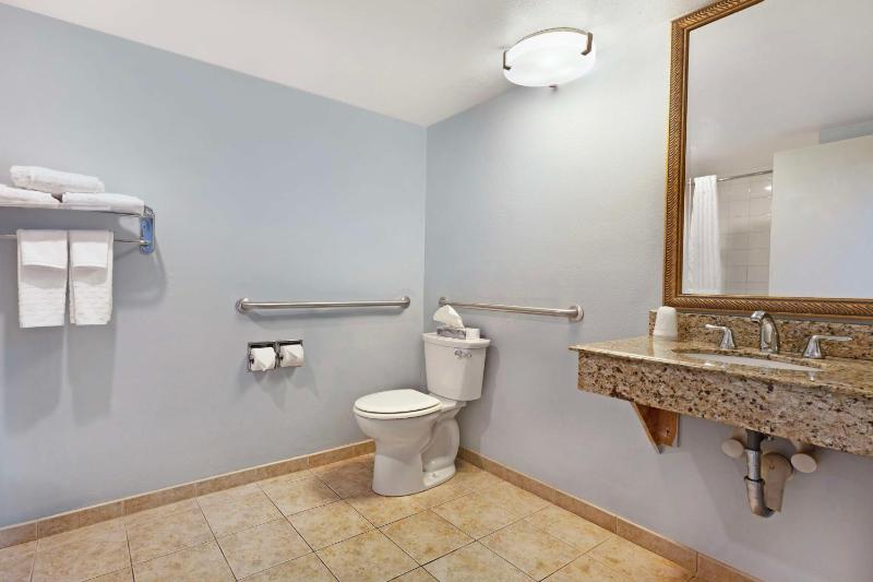 Queen Room - Disability Access - Non Smoking image 3
