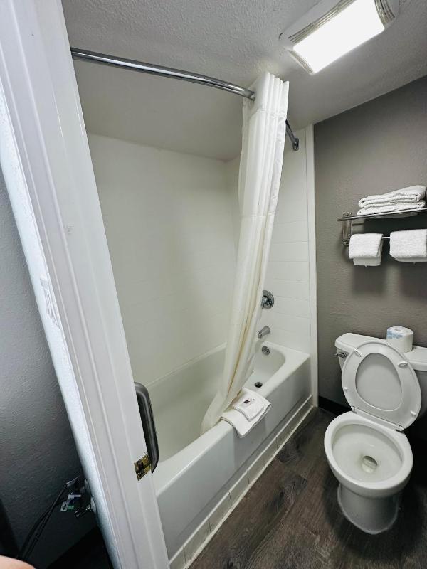 King Room - Disability Access - Non-Smoking image 3