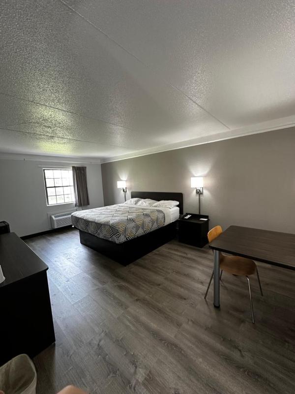 King Room - Non-Smoking image 2