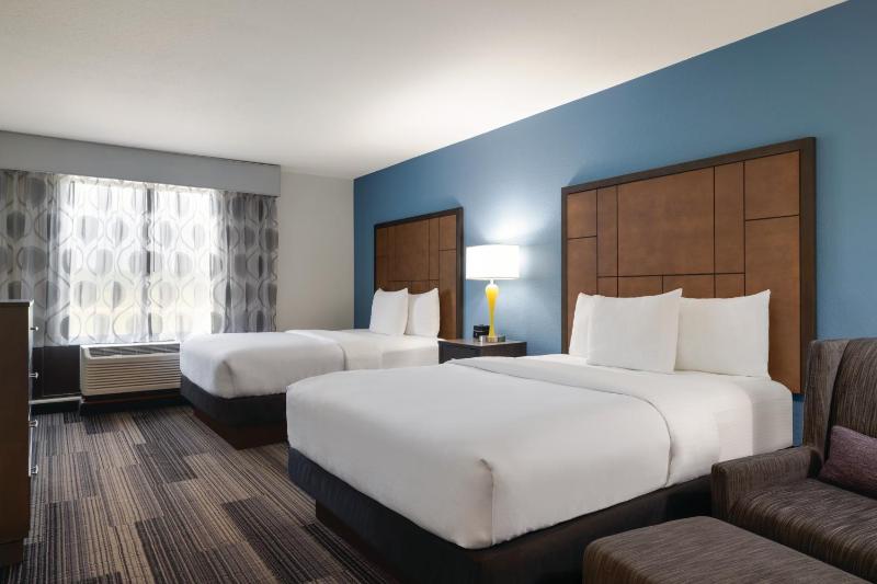 Deluxe Queen Room with Two Queen Beds image 3