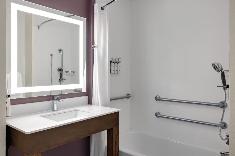 Queen Room with Mobility/Hearing Access - Non-Smoking image 2