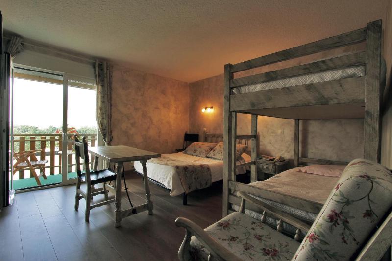 Quadruple Room with Mountain View image 4