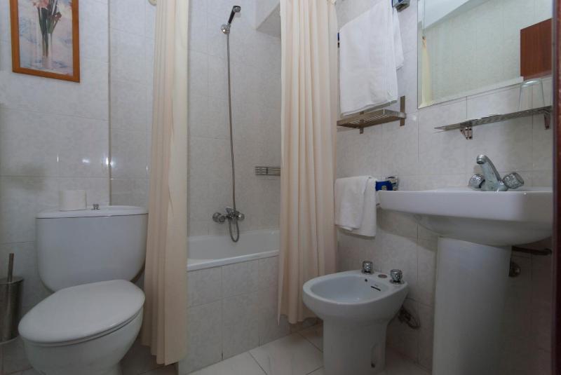 Twin Room image 4