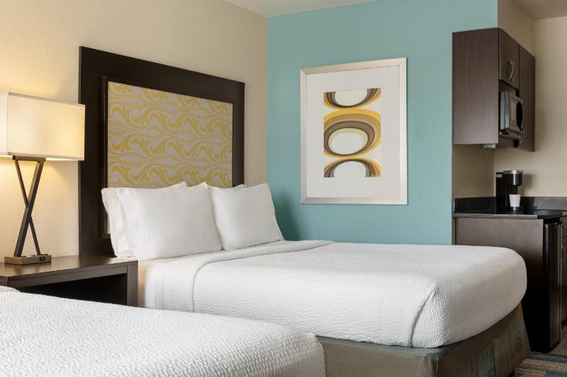 Standard Room with Two Queen Beds - Communications Accessible Tub image 3