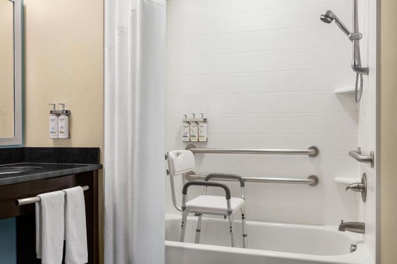Standard Room with Two Queen Beds - Communications Accessible Tub image 4