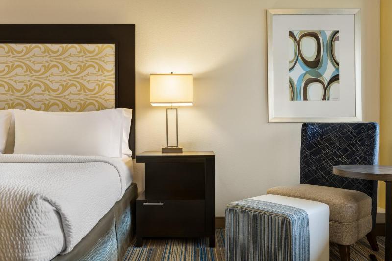 Standard King Room image 2