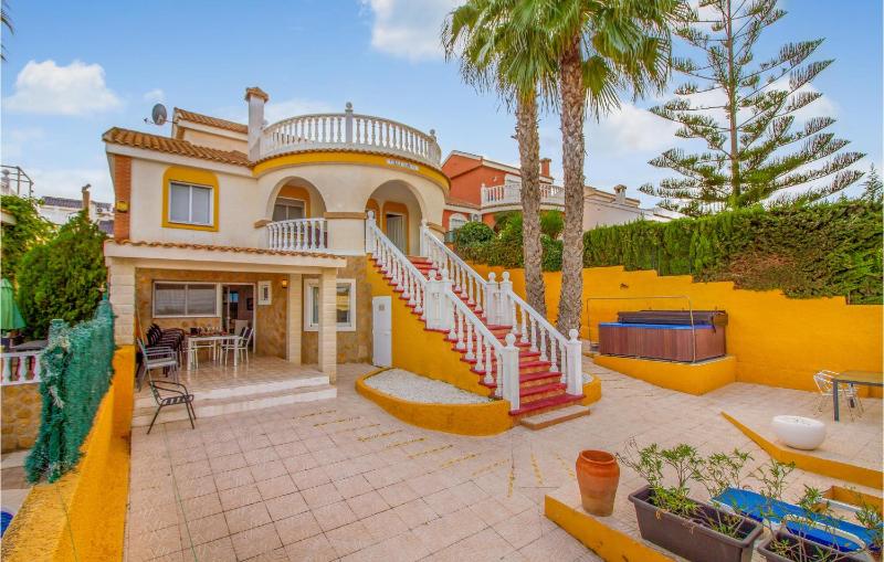 Six-Bedroom Holiday Home image 1