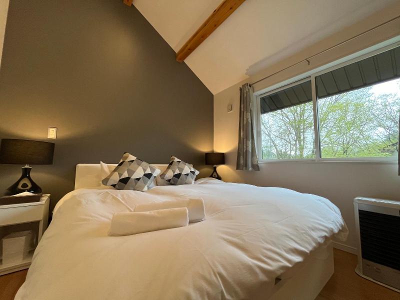 Holly House - image 6