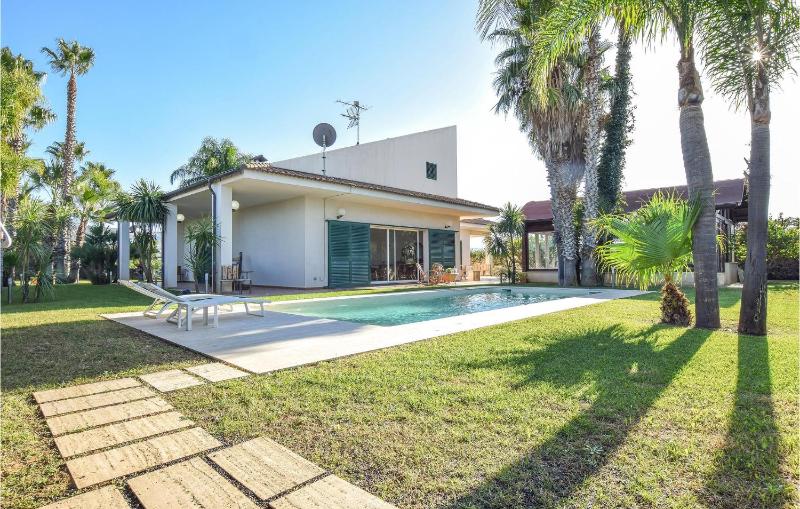 Three-Bedroom Holiday Home  image 1