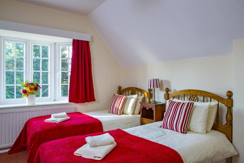 Twin Room with Shared Bathroom image 1