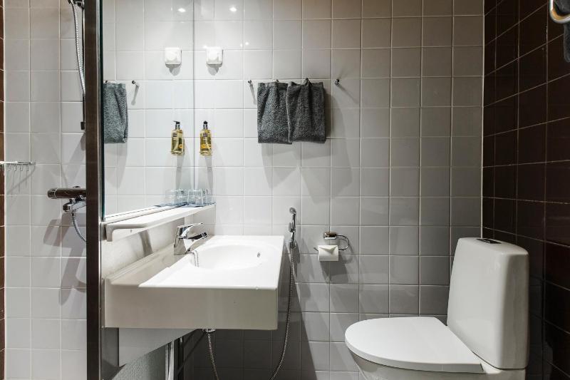 Standard Twin Room image 3