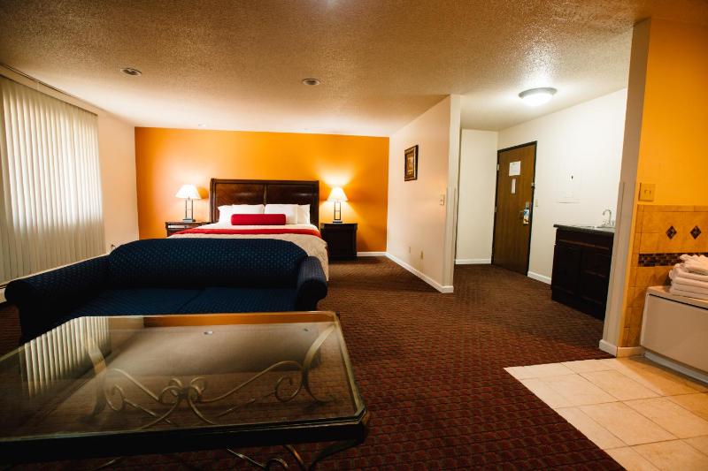 Deluxe King Suite - Non-Smoking image 3