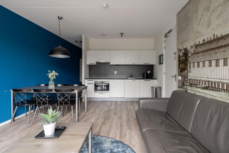 Large 2 Bedroom Apartment image 1
