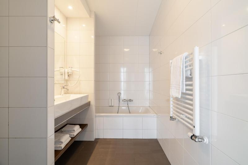 Extra Large 2 Bedroom Apartment with Sofa Bed - Canal view image 3
