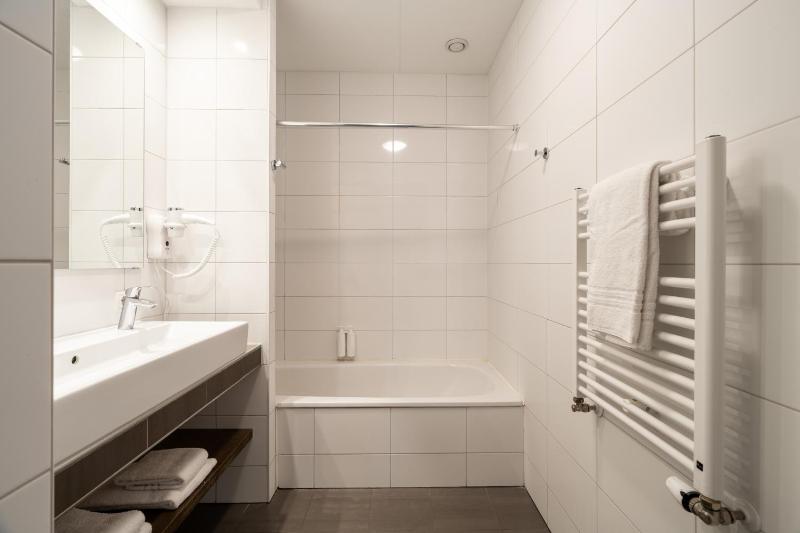 Large 2 Bedroom Apartment - Canal view image 2