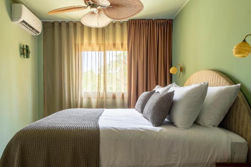Deluxe Suite with Balcony image 3