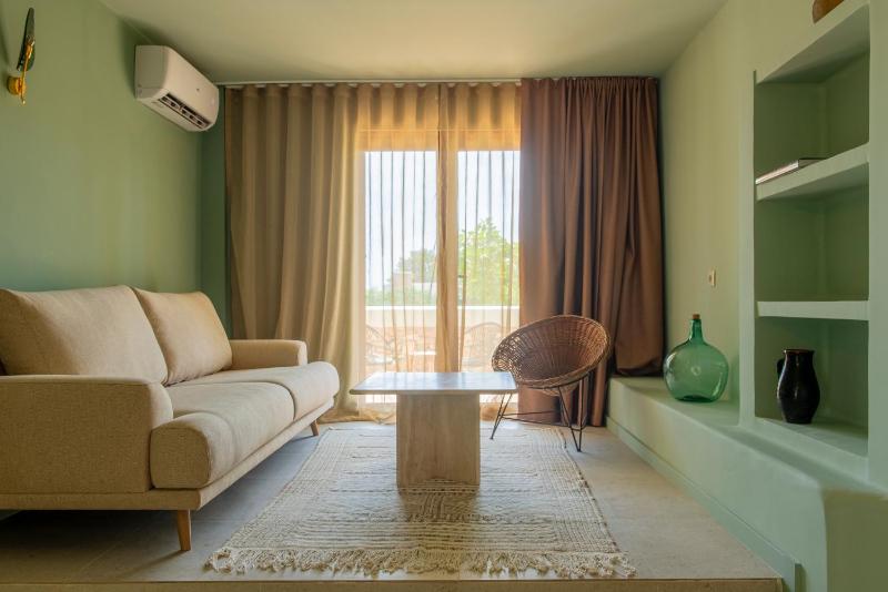 Deluxe Suite with Balcony image 1