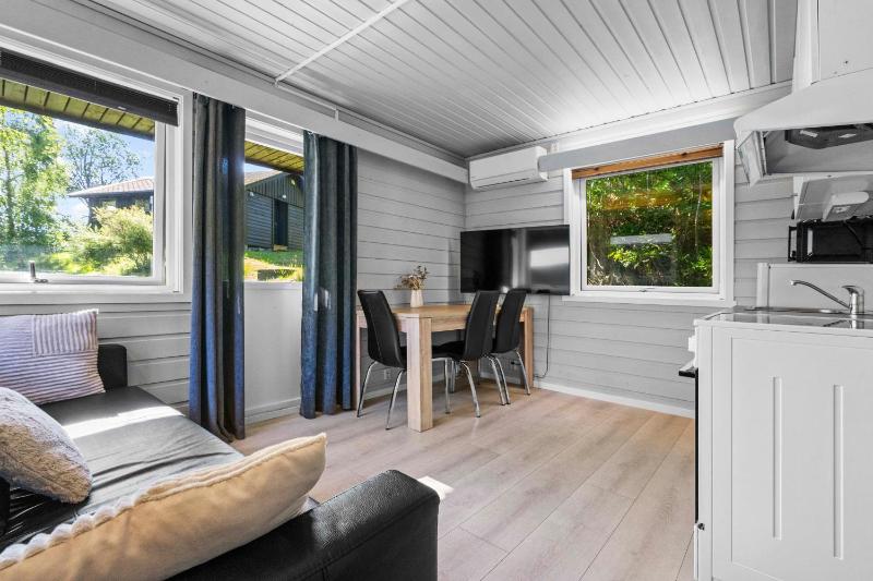 One-Bedroom Cottage image 3