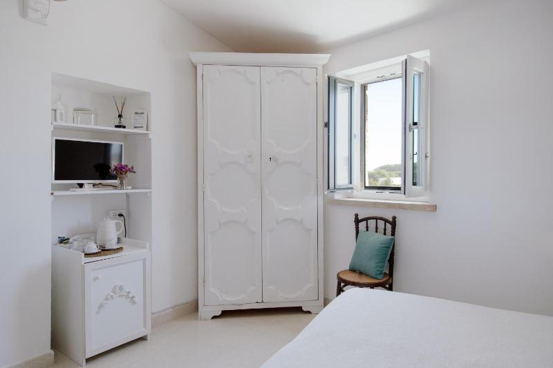Classic Double Room image 3