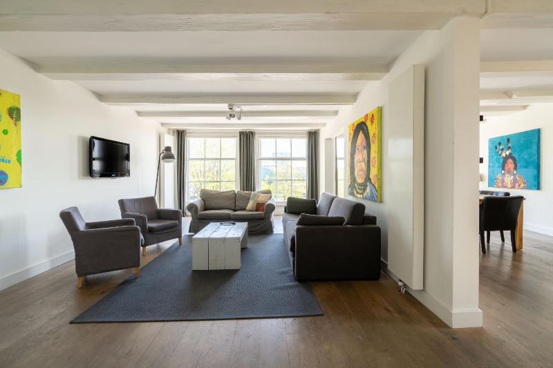 Large 2 Bedroom Apartment with Sofa Bed image 1