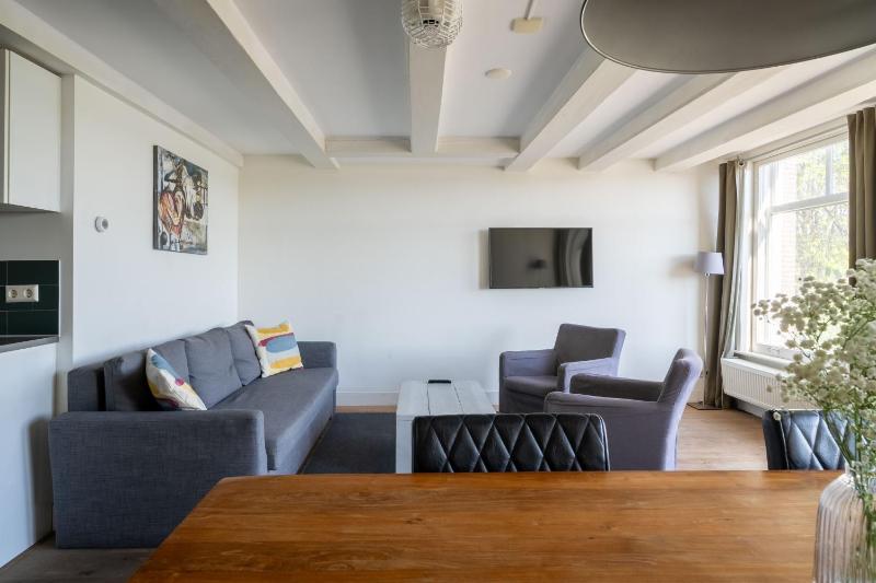 Large 1 Bedroom Apartment with Sofa Bed image 2