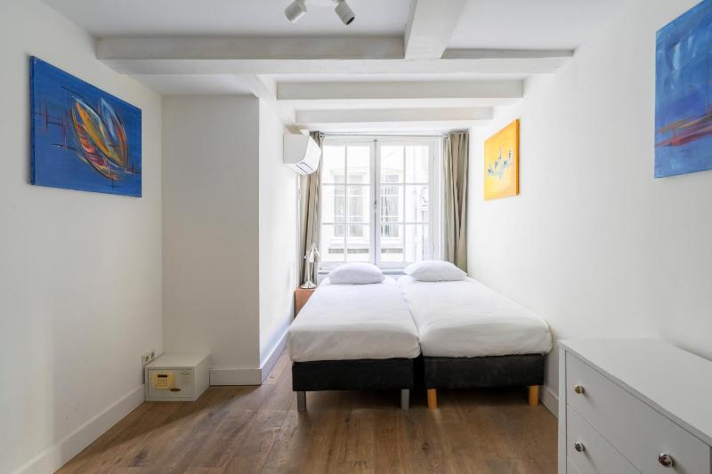 Large 1 Bedroom Apartment with Sofa Bed image 3