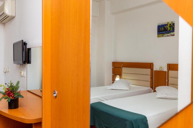 Twin Room image 3