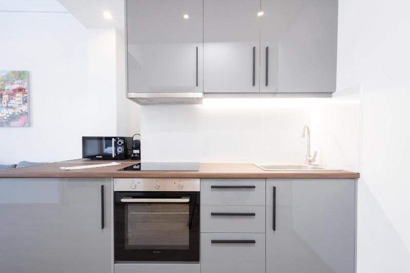 Modern 2-Bedroom Gem close to Metro - image 3